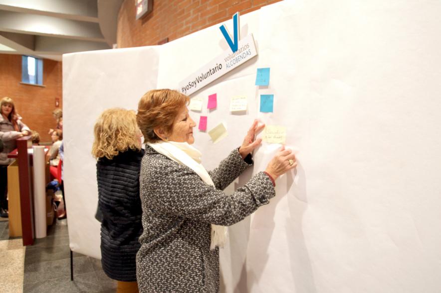 Gala del Voluntariado 2017 - Imagen de una persona pegando una nota en una pared de deseos.