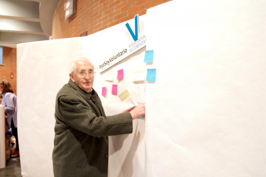 Gala del Voluntariado 2017 - Imagen de una persona pegando una nota en una pared de deseos.