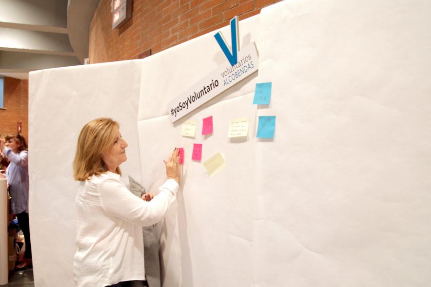 Gala del Voluntariado 2017 - Imagen de una persona pegando una nota en una pared de deseos.