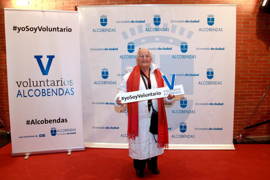 Gala del Voluntariado 2016 - Imagen de una asistente a la gala en el photocall del evento.