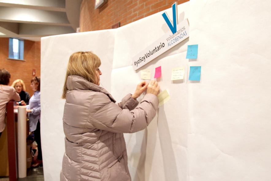 Gala del Voluntariado 2017 - Imagen de una persona pegando una nota en una pared de deseos.