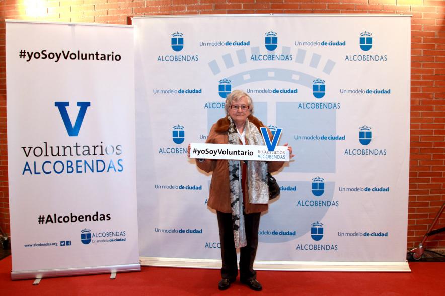Gala del Voluntariado 2016 - Imagen de una asistente a la gala en el photocall del evento.