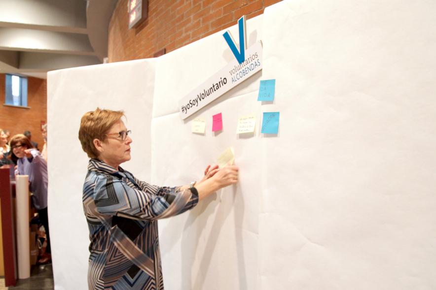 Gala del Voluntariado 2017 - Imagen de una persona pegando una nota en una pared de deseos.