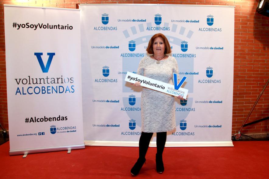 Gala del Voluntariado 2016 - Imagen de una asistente a la gala en el photocall del evento.
