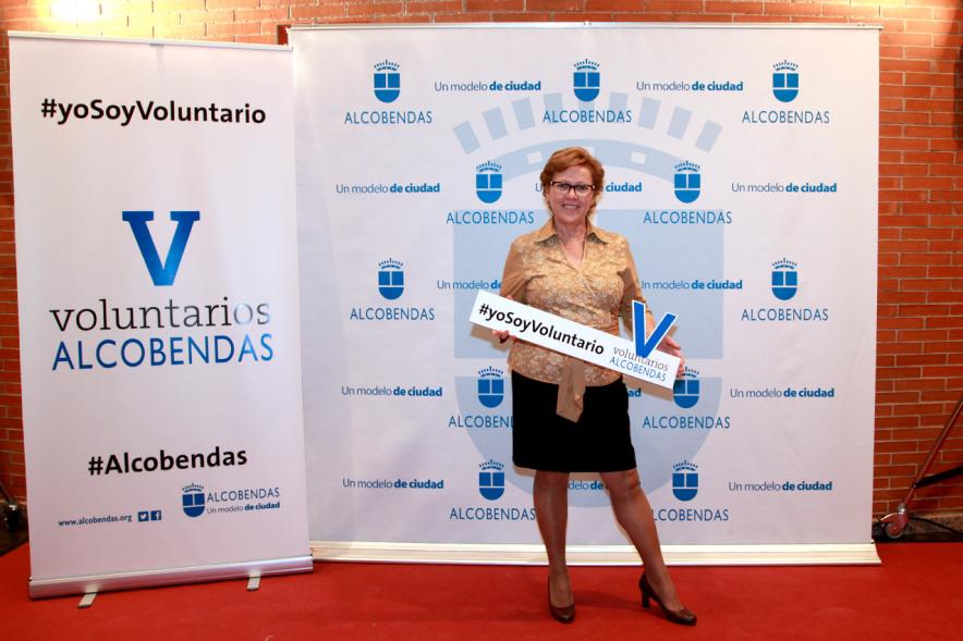 Gala del Voluntariado 2016 - Imagen de una  asistente a la gala en el photocall del evento.