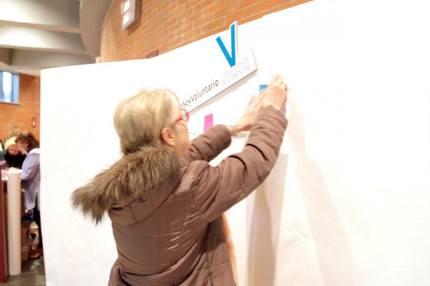 Gala del Voluntariado 2017 - Imagen de una persona pegando una nota en una pared de deseos.