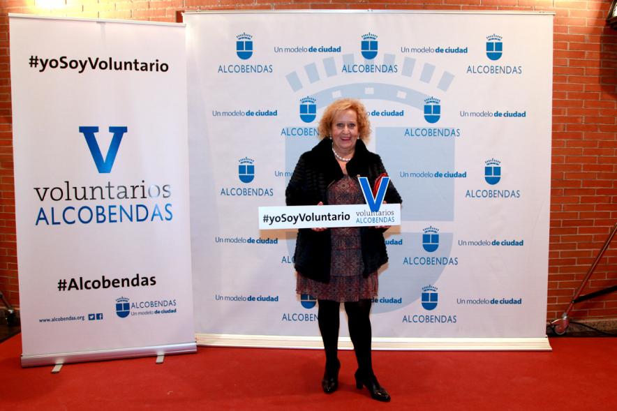 Gala del Voluntariado 2016 - Imagen de una  asistente a la gala en el photocall del evento.
