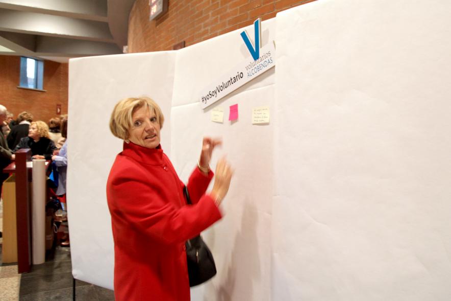 Gala del Voluntariado 2017 - Imagen de una persona pegando una nota en una pared de deseos.