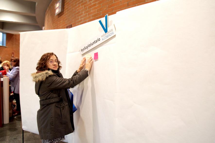 Gala del Voluntariado 2017 - Imagen de una persona pegando una nota en una pared de deseos.