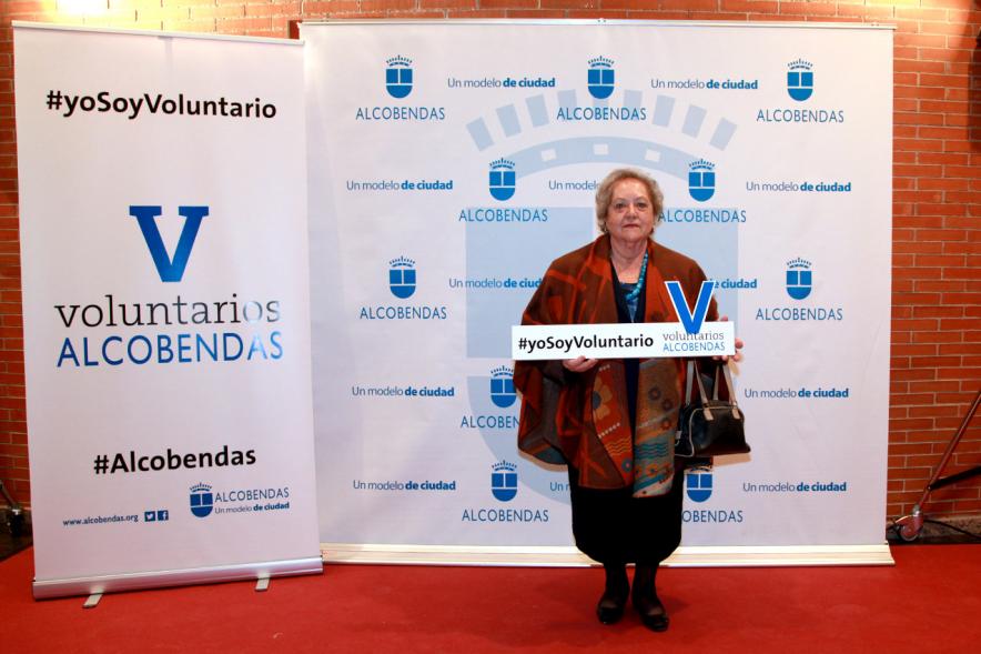 Gala del Voluntariado 2016 - Imagen de una asistente a la gala en el photocall del evento.