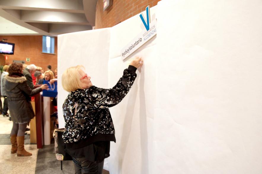 Gala del Voluntariado 2017 - Imagen de una persona pegando una nota en una pared de deseos.