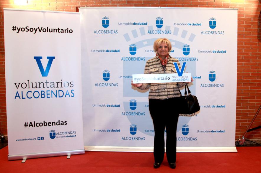 Gala del Voluntariado 2016 - Imagen de una  asistente a la gala en el photocall del evento.