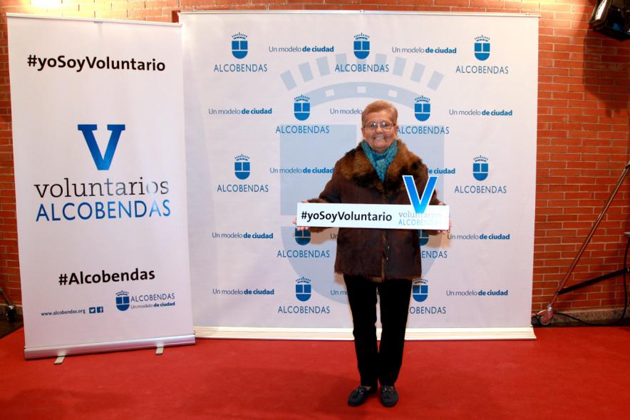 Gala del Voluntariado 2016 - Imagen de una asistente a la gala en el photocall del evento.