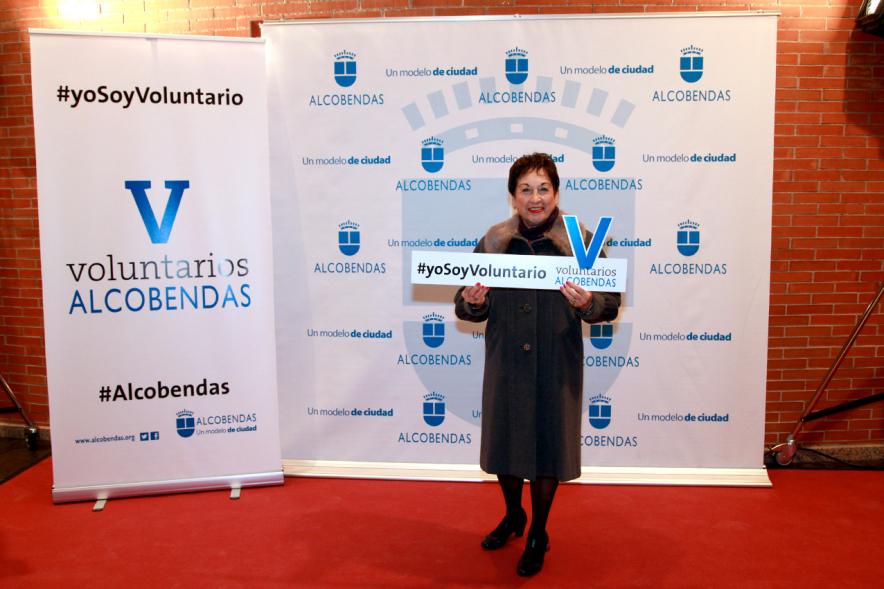Gala del Voluntariado 2016 - Imagen de una asistente a la gala en el photocall del evento.