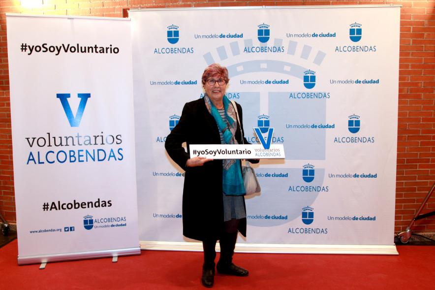 Gala del Voluntariado 2016 - Imagen de una asistente a la gala en el photocall del evento.