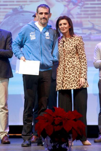 Gala del Deporte 2016 - Un premiado con el concejal.