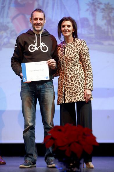 Gala del Deporte 2016 - Un premiado con la concejal.