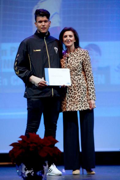 Gala del Deporte 2016 - Un premiado con el concejal.