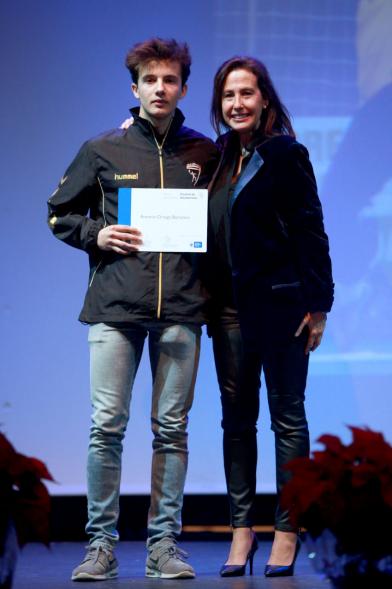 Gala del Deporte 2016 - 129027 - Un premiado con el concejal.