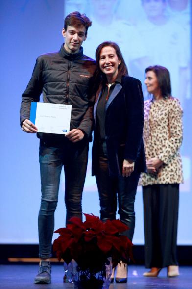 Gala del Deporte 2016 - Dos premiados con el concejal. 