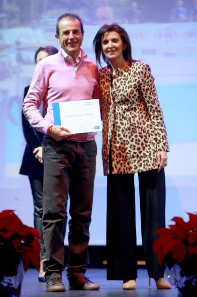 Gala del Deporte 2016 - Un premiado con el concejal.
