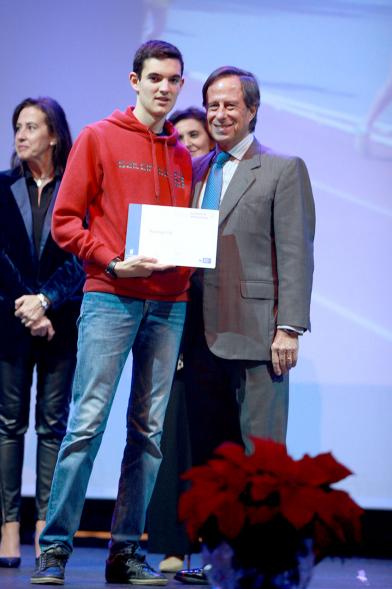 Gala del Deporte 2016 -  Un premiado con el concejal.