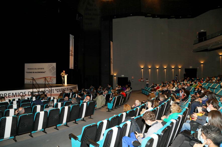 Gala del Deporte 2020 - Imagen panorámica donde vemos a parte del público asistente y a lo lejos el escenario.