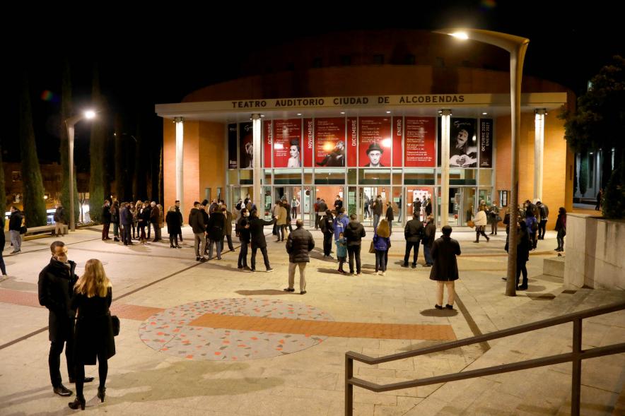 Gala del Deporte 2020 - Imagen del exterior del Teatro Auditorio Ciudad de Alcobendas, donde vemos grupos de personas antes de entrar a la gala. 