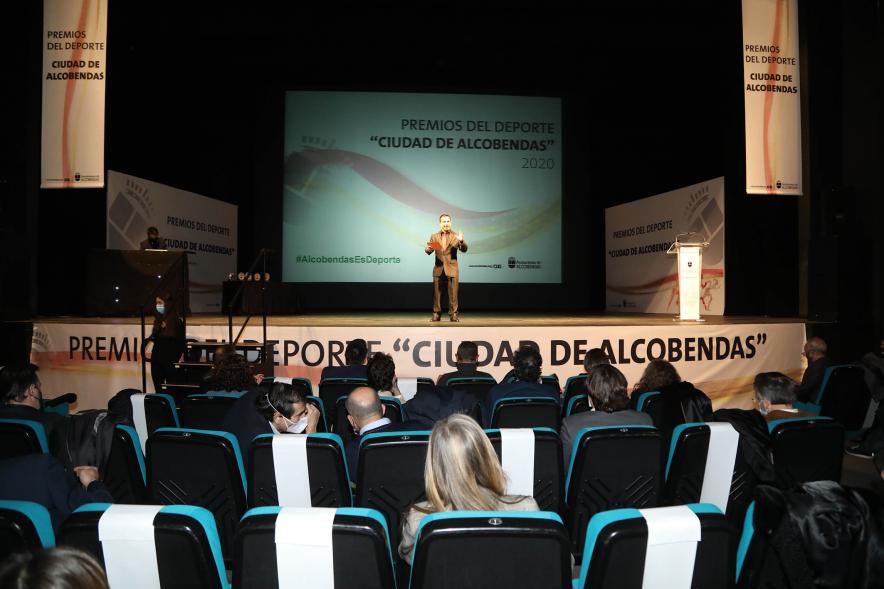 Gala del Deporte 2020 - Imagen de un momento de la gala, donde vemos a lo lejos al presentador.