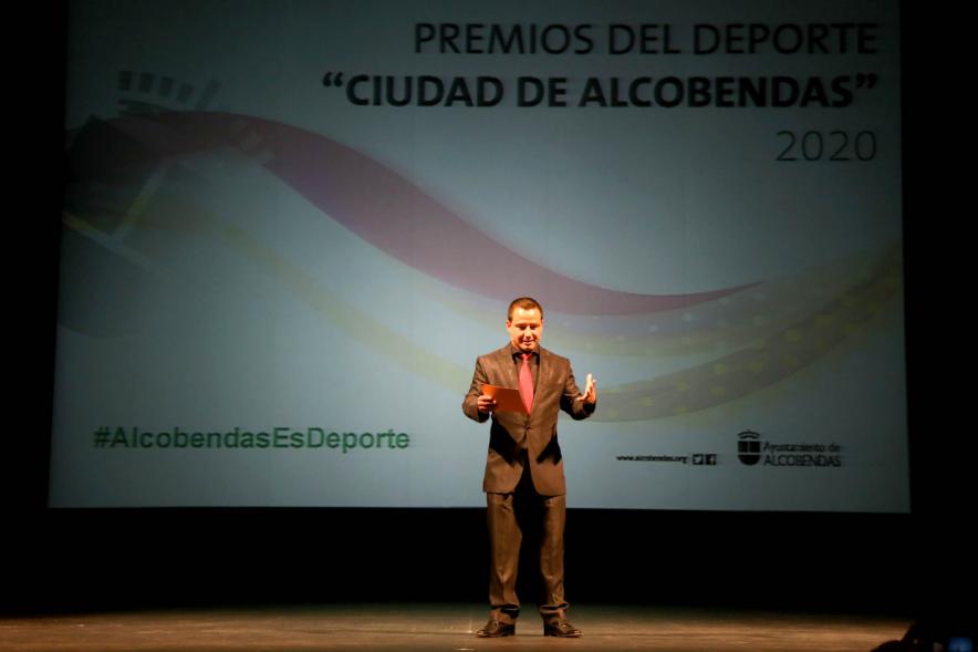 Gala del Deporte 2020 - Imagen de un momento de la gala, donde vemos al presentador.