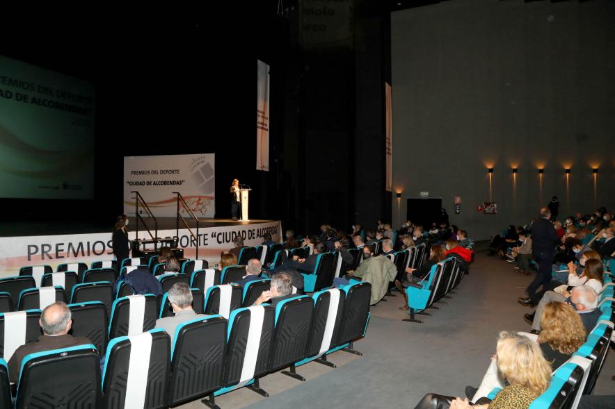 Gala del Deporte 2020 - Imagen panorámica donde vemos a parte del público asistente y a lo lejos el escenario.