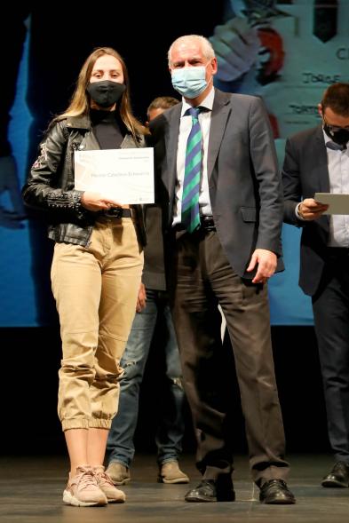 Gala del Deporte 2020 - Imagen de una de las deportistas premiadas, posando con su diploma.