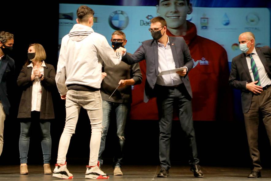 Gala del Deporte 2020 - Imagen de uno de los deportistas premiados recibiendo su diploma de manos del vicealcalde Miguel Ángel Arranz.