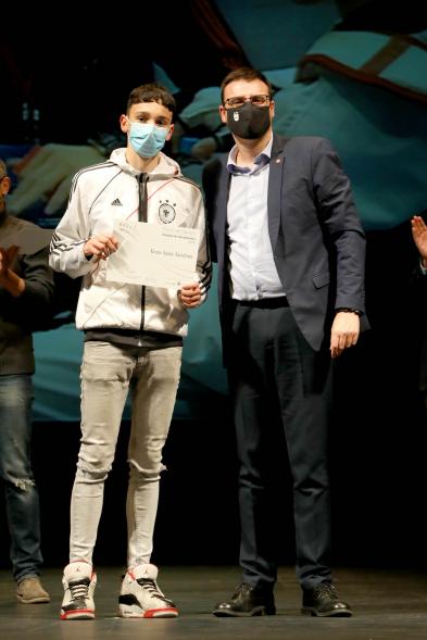 Gala del Deporte 2020 - Imagen de uno de los deportistas premiados posando con su diploma después de haberlo recibido de manos del  vicealcalde Miguel Ángel Arranz.