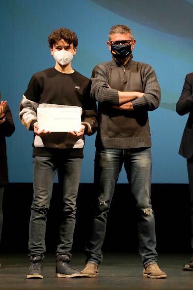 Gala del Deporte 2020 - Imagen de uno de los deportistas premiados posando con su diploma después de haberlo recibido de manos del alcalde Rafael Sánchez Acera.