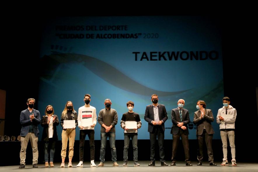 Gala del Deporte 2020 - Imagen de autoridades presentes en el acto posando con algunos de los atletas premiados.