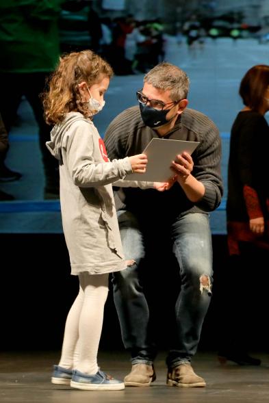 Gala del Deporte 2020 - Imagen del alcalde Rafael Sánchez Acera entregando un diploma a una niña.