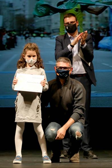 Gala del Deporte 2020 - Imagen de una niña con su diploma de la mano posando junto al alcalde Rafael Sánchez Acera. 