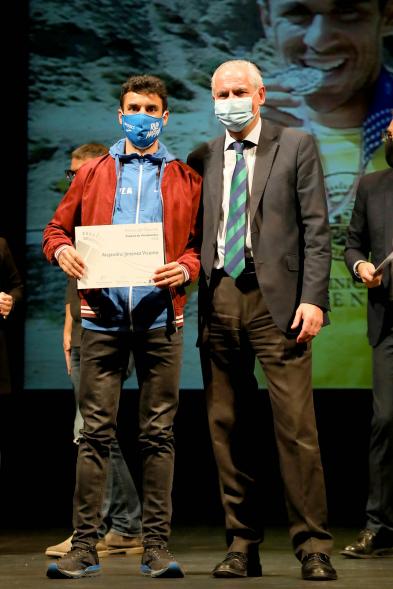 Gala del Deporte 2020 - Imagen de uno de los deportistas premiados, posando con su diploma.