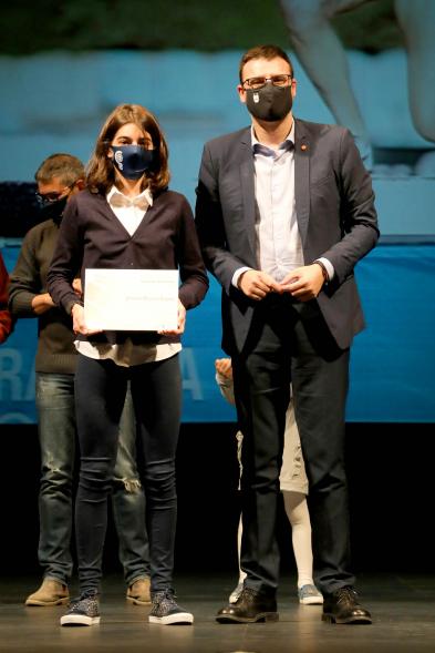 Gala del Deporte 2020 - Imagen de uno de los deportistas premiados posando con su diploma después de haberlo recibido de manos del  vicealcalde Miguel Ángel Arranz.