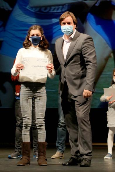 Gala del Deporte 2020 - Imagen de una de las deportistas premiadas, posando con su diploma.