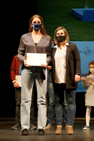 Gala del Deporte 2020 - Imagen de una de las deportistas premiadas, posando con su diploma  después de haberlo recibido de manos de la concejala de deportes María Espín.