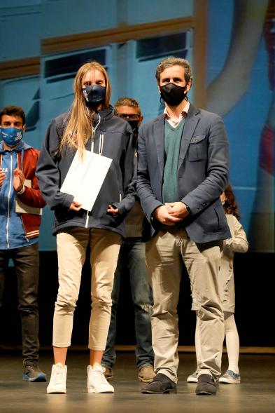 Gala del Deporte 2020 - Imagen de una de las deportistas premiadas, posando con su diploma  después de haberlo recibido de manos del edil Aitor Retolaza.