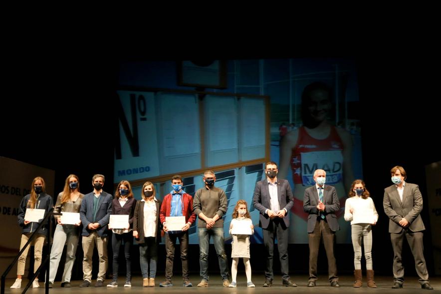 Gala del Deporte 2020 - Imagen de autoridades presentes en el acto posando con algunos de los atletas premiados.