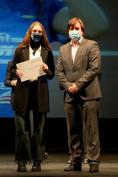 Gala del Deporte 2020 - Imagen de una de las deportistas premiadas, posando con su diploma.