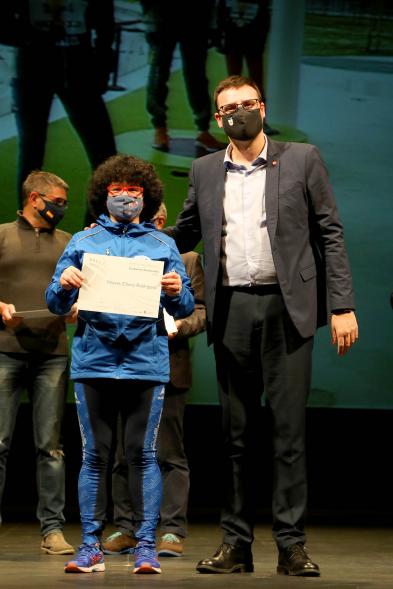 Gala del Deporte 2020 - Imagen de una de las deportistas premiadas posando con su diploma después de haberlo recibido de manos del  vicealcalde Miguel Ángel Arranz.