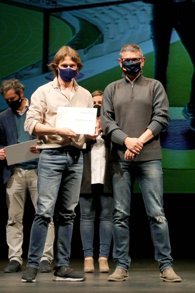 Gala del Deporte 2020 - Imagen de uno de los deportistas premiados posando con su diploma después de haberlo recibido de manos del alcalde Rafael Sánchez Acera.