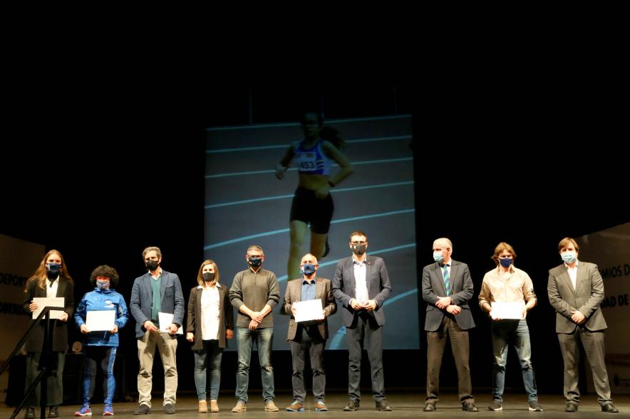 Gala del Deporte 2020 - Imagen de autoridades presentes en el acto posando con algunos de los atletas premiados.