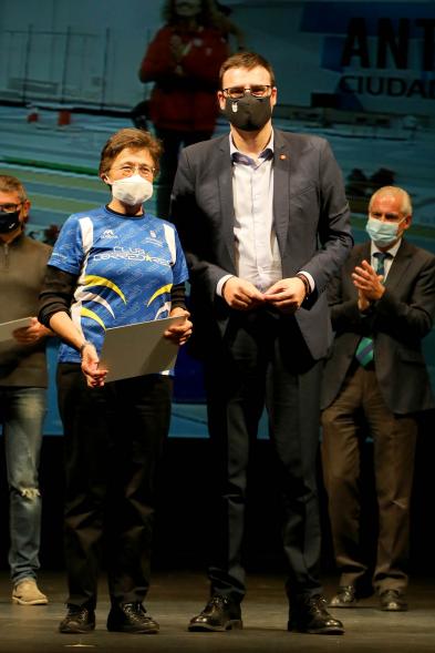 Gala del Deporte 2020 - Imagen de una de las deportistas premiadas posando con su diploma después de haberlo recibido de manos del  vicealcalde Miguel Ángel Arranz.