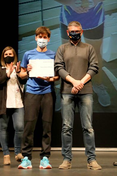 Gala del Deporte 2020 - Imagen de uno de los deportistas premiados posando con su diploma después de haberlo recibido de manos del alcalde Rafael Sánchez Acera.